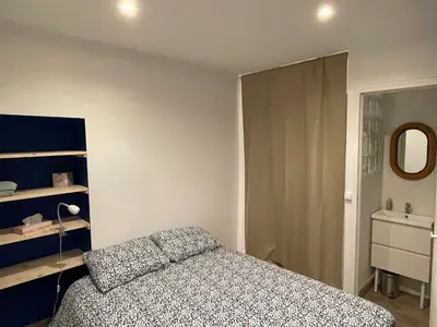 Un ou plusieurs lits dans un hébergement de l'établissement Charmant et tranquille plein centre de Paris!