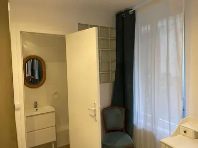 Salle de bains dans l'établissement Charmant et tranquille plein centre de Paris!