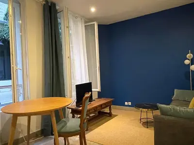 Coin salon dans l'établissement Charmant et tranquille plein centre de Paris!