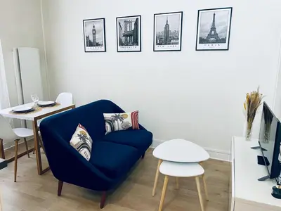 Coin salon dans l'établissement A 10 min de La Défense et à 20 min de Paris
