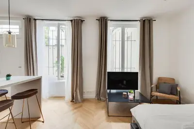 Télévision ou salle de divertissement dans l'établissement Appartement Moderne au coeur du 7ème