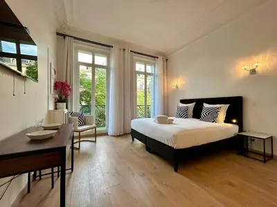 Un ou plusieurs lits dans un hébergement de l'établissement Charme et Volupté à République