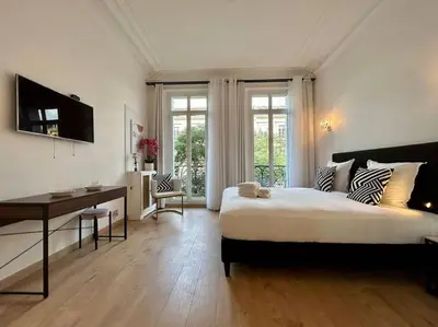 Un ou plusieurs lits dans un hébergement de l'établissement Charme et Volupté à République