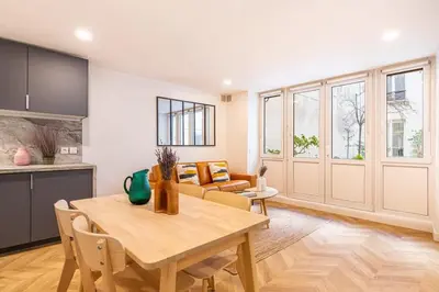 Cuisine ou kitchenette dans l'établissement Bel appartement parisien
