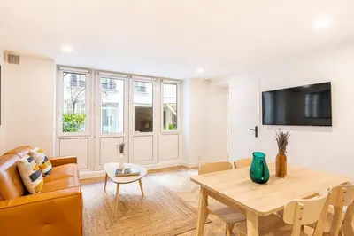 Télévision ou salle de divertissement dans l'établissement Bel appartement parisien