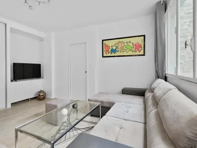 Télévision ou salle de divertissement dans l'établissement Charmant Appartement 4P Face Tour Eiffel