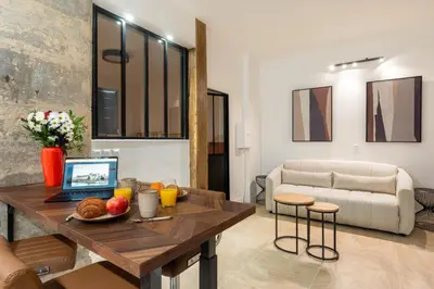 Télévision ou salle de divertissement dans l'établissement NEW Gorgeous Flat-Central Area