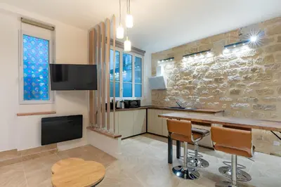 Cuisine ou kitchenette dans l'établissement NEW Gorgeous Flat-Central Area