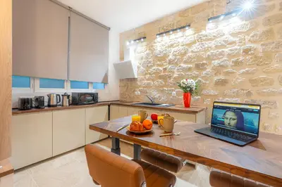 Cuisine ou kitchenette dans l'établissement NEW Gorgeous Flat-Central Area