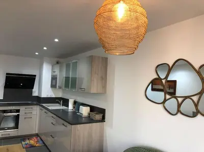 Cuisine ou kitchenette dans l'établissement Appartement Neuf de 40 M2 à Issy-Les-Mx / Paris 15
