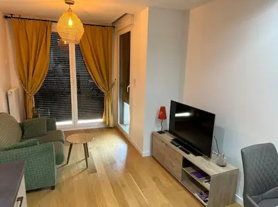 Télévision ou salle de divertissement dans l'établissement Appartement Neuf de 40 M2 à Issy-Les-Mx / Paris 15
