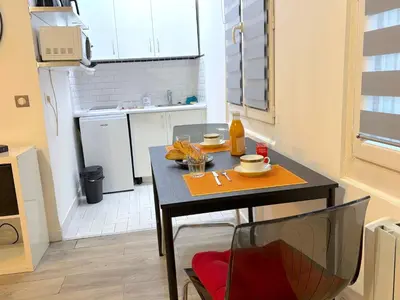 Cuisine ou kitchenette dans l'établissement le studio Rennequin