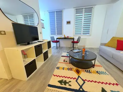 Télévision ou salle de divertissement dans l'établissement le studio Rennequin
