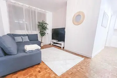 Télévision ou salle de divertissement dans l'établissement Suite familiale à Paris