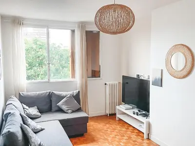 Télévision ou salle de divertissement dans l'établissement Suite familiale à Paris