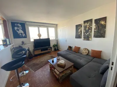 Télévision ou salle de divertissement dans l'établissement Appartement Paris La Défense Metro L1/RER A