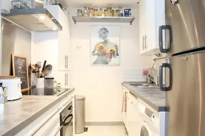 Cuisine ou kitchenette dans l'établissement PARIS SOUS LES TOITS