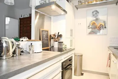 Cuisine ou kitchenette dans l'établissement PARIS SOUS LES TOITS