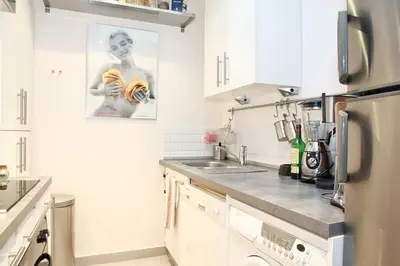 Cuisine ou kitchenette dans l'établissement PARIS SOUS LES TOITS