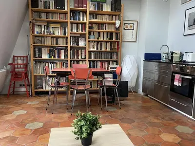 Bibliothèque dans l'appartement