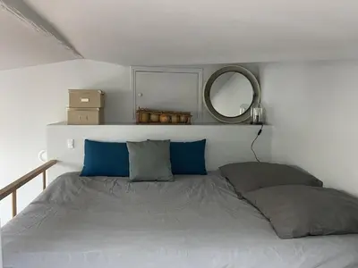Un ou plusieurs lits dans un hébergement de l'établissement Grand Studio d’architecte proche Montmartre