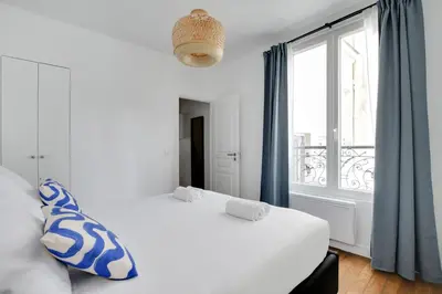 Un ou plusieurs lits dans un hébergement de l'établissement Appartement spacieux -1BDR/4P -Le bas Montmartre