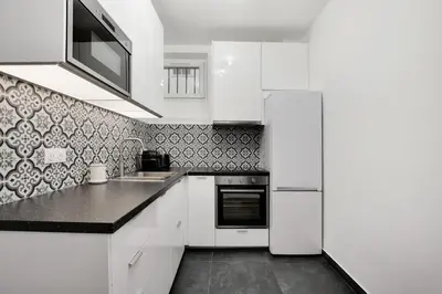 Cuisine ou kitchenette dans l'établissement Appartement spacieux -1BDR/4P -Le bas Montmartre