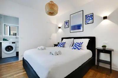 Un ou plusieurs lits dans un hébergement de l'établissement Appartement spacieux -1BDR/4P -Le bas Montmartre