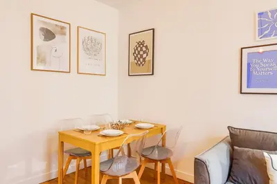 Coin salon dans l'établissement Appartement spacieux -1BDR/4P -Le bas Montmartre