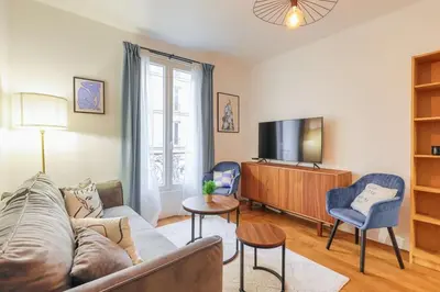 Télévision ou salle de divertissement dans l'établissement Appartement spacieux -1BDR/4P -Le bas Montmartre