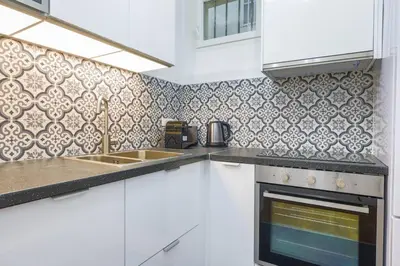 Cuisine ou kitchenette dans l'établissement Appartement spacieux -1BDR/4P -Le bas Montmartre