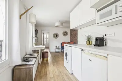 Cuisine ou kitchenette dans l'établissement Luxury apartment near Le Marais