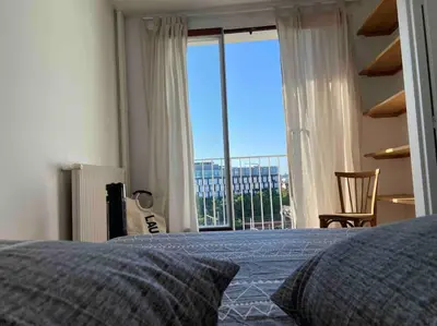 Un ou plusieurs lits dans un hébergement de l'établissement Agréable deux pièces avec loggia