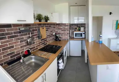 Cuisine ou kitchenette dans l'établissement Agréable deux pièces avec loggia