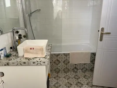 Salle de bains dans l'établissement So Paris Group - Fully Serviced Apartment - Jardin des Plantes - Heart of Paris