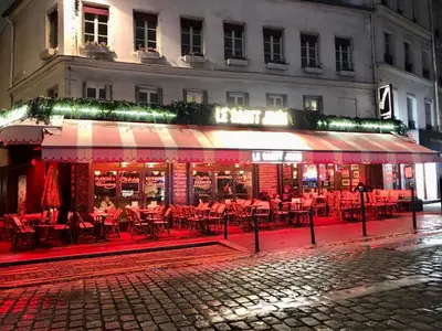 Restaurant ou autre lieu de restauration dans l'établissement Flat in Montmartre La Planquette parking