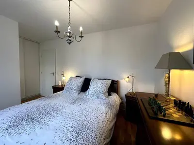 Un ou plusieurs lits dans un hébergement de l'établissement Bright sunny flat 2 bedrooms 750 sqft + free PKG