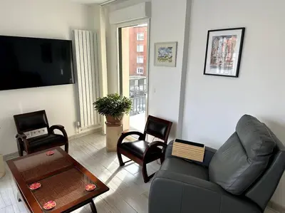 Télévision ou salle de divertissement dans l'établissement Bright sunny flat 2 bedrooms 750 sqft + free PKG