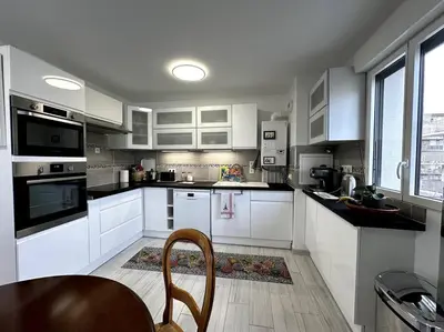 Cuisine ou kitchenette dans l'établissement Bright sunny flat 2 bedrooms 750 sqft + free PKG