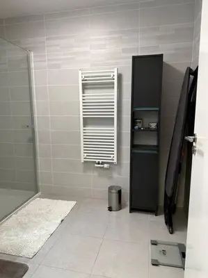 Salle de bains dans l'établissement Bright sunny flat 2 bedrooms 750 sqft + free PKG
