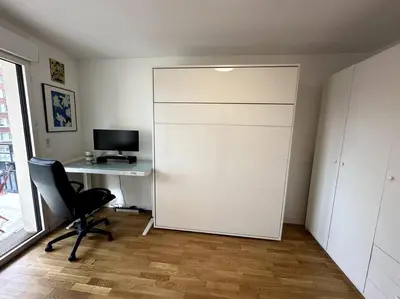 Télévision ou salle de divertissement dans l'établissement Bright sunny flat 2 bedrooms 750 sqft + free PKG