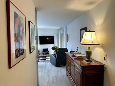 Télévision ou salle de divertissement dans l'établissement Bright sunny flat 2 bedrooms 750 sqft + free PKG