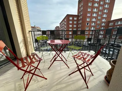 Balcon ou terrasse dans l'établissement Bright sunny flat 2 bedrooms 750 sqft + free PKG