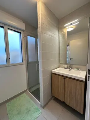 Salle de bains dans l'établissement Bright sunny flat 2 bedrooms 750 sqft + free PKG
