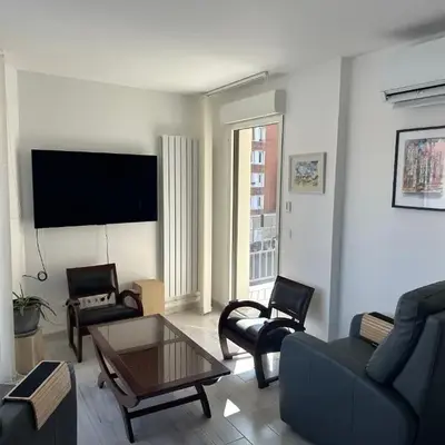 Bright sunny flat 2 bedrooms 750 sqft + free PKG