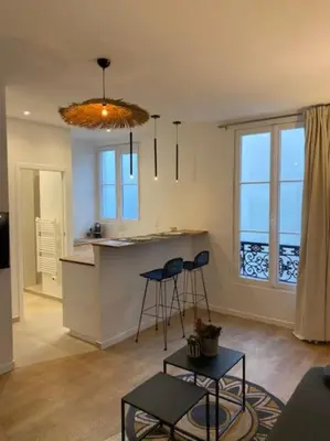 Cuisine ou kitchenette dans l'établissement Cozy modern studio