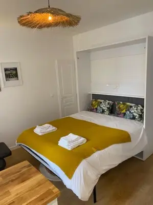 Un ou plusieurs lits dans un hébergement de l'établissement Cozy modern studio