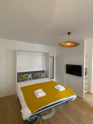 Un ou plusieurs lits dans un hébergement de l'établissement Cozy modern studio