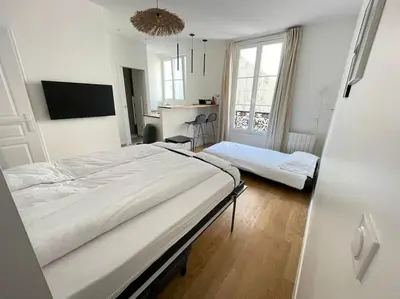 Un ou plusieurs lits dans un hébergement de l'établissement Cozy modern studio
