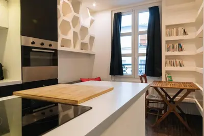 Cuisine ou kitchenette dans l'établissement Cosy & Stylish Large Studio VoltaireOberkampf!